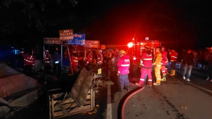 KEBAKARAN DI PADANG- Kebakaran melanda kawasan pesisir Pantai Padang (Taplau), tepatnya di Jalan Samudera, Kelurahan Olo, Kecamatan Padang Barat, Kota Padang, Jumat (26/12/2025) dini hari.