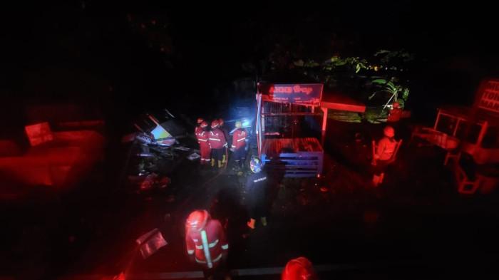 KEBAKARAN DI PADANG- Kebakaran melanda kawasan pesisir Pantai Padang (Taplau), tepatnya di Jalan Samudera, Kelurahan Olo, Kecamatan Padang Barat, Kota Padang, Jumat (26/12/2025) dini hari.