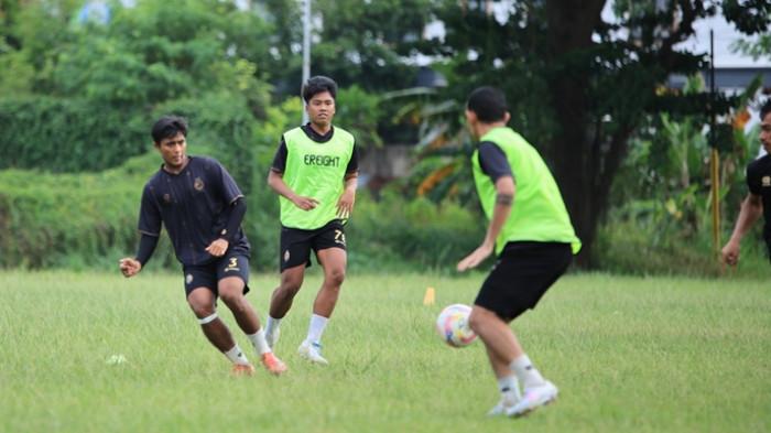 SANDHYA RIZKY WIRATAMA - Stoper Sriwijaya FC, Sandhya Rizky Wiratama (tengah) eks kapten EPA Arema FC U20 menjalani latihan bersama Elang Andalan..Derby Sumsel di Stadion Gelora Sriwijaya Jakabaring Palembang, Minggu (2/11/2025) sore menjadi debutnya bersama Sriwijaya FC musim kompetisi Pegadaian Championship 2025/26.
