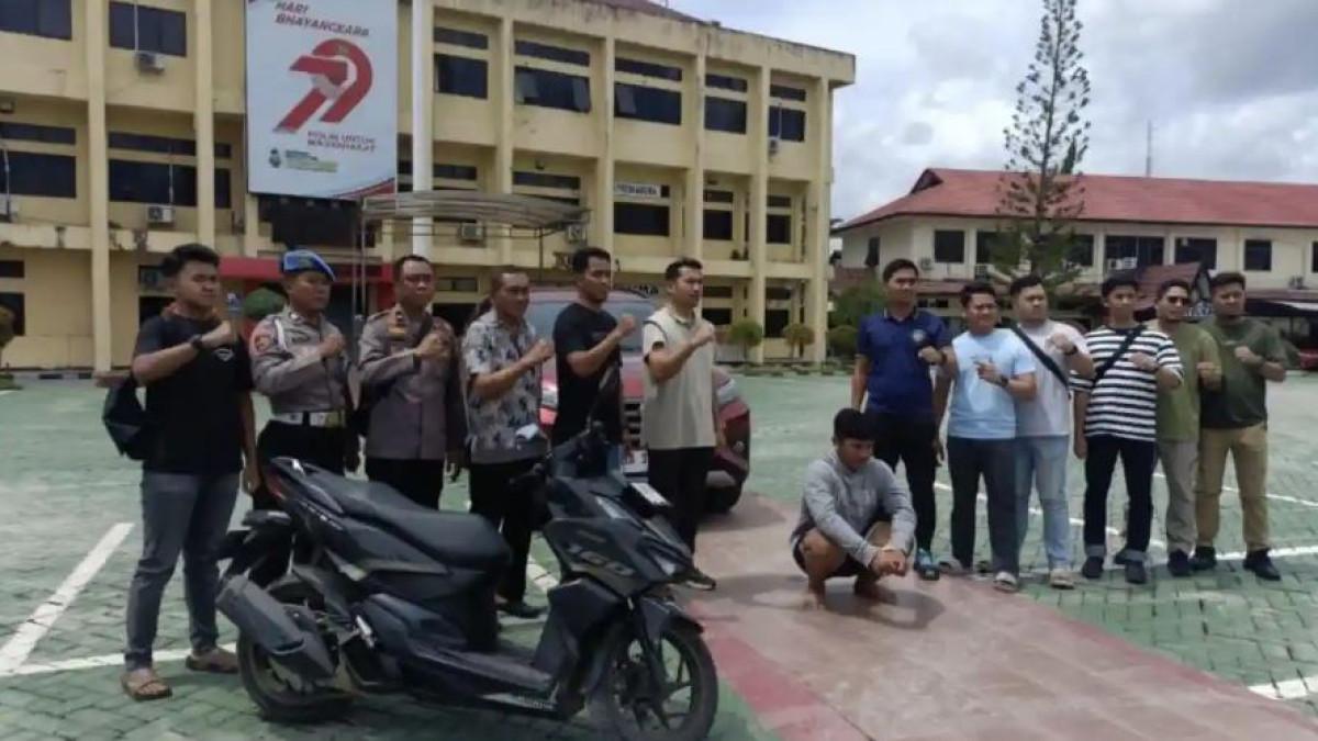 DIRINGKUS - Terduga pelaku pembunuhan mahasiswi ULM yang berhasil diringkus pihak kepolisian kurang dari 24 jam. Pelaku diduga adalah polisi.