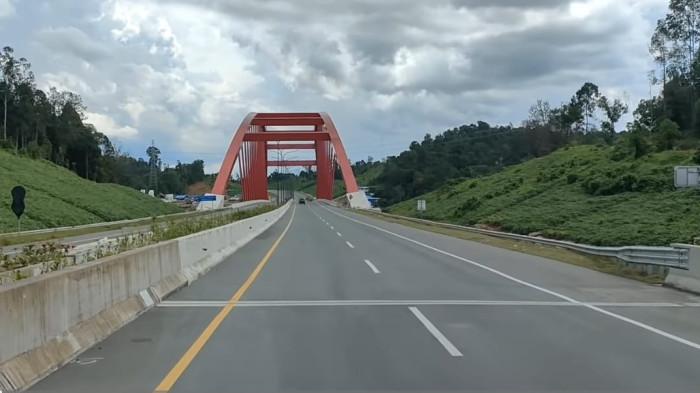 Tol BALIKPAPAN IKN - Kondisi ruas jalan Tol Balikpapan-IKN Nusantara sepi pada 13 Mei 2025 siang. 