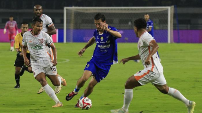 Thom Haye menggiring bola dalam laga Persib Bandung Vs Borneo FC di Stadion GBLA, 5 Desember 2025. Ia sempat bersitegang dengan Beckham Putra di lapangan.