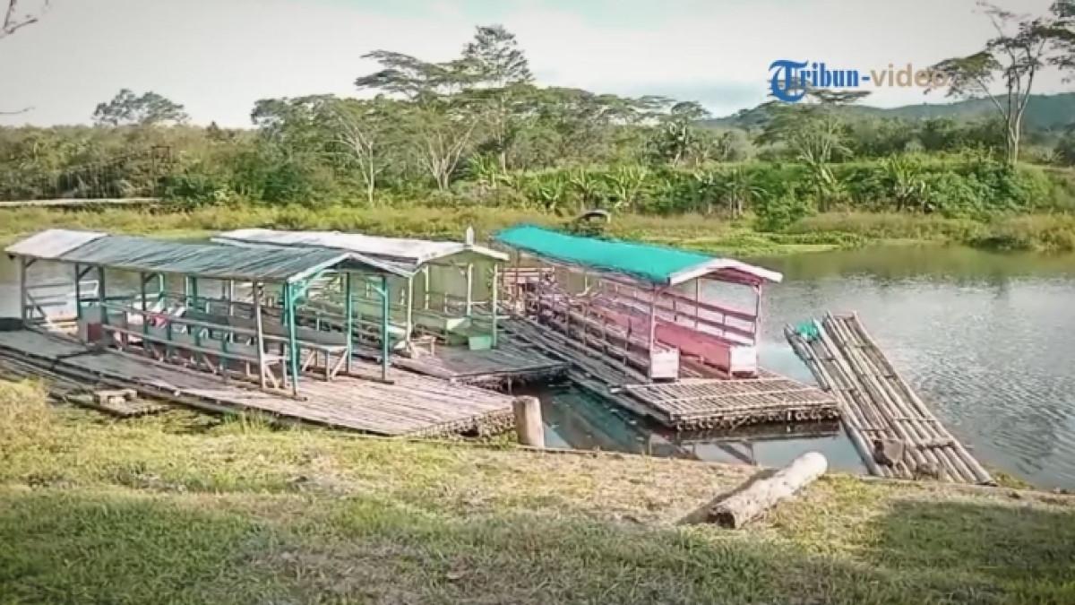 Wisata perahu getek di Danau Suro, tempat wisata di Kepahiang, Bengkulu yang cocok untuk healing.