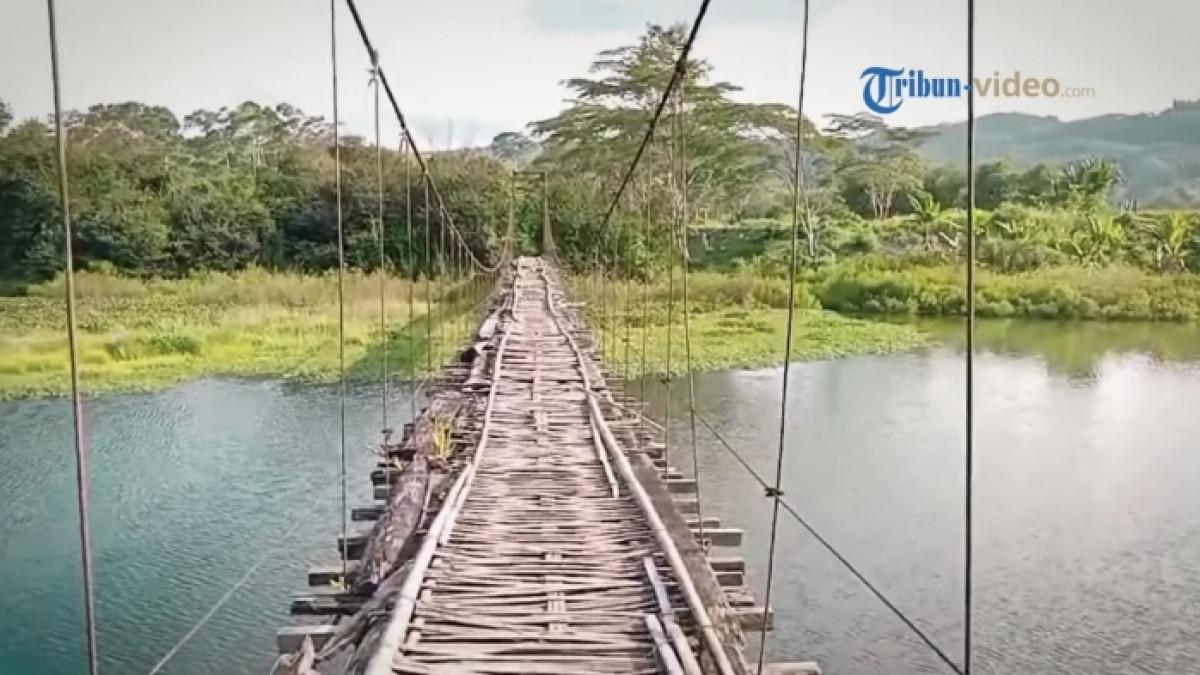 Jembatan gantung di Danau Suro, tempat wisata di Kepahiang, Bengkulu yang cocok untuk healing.