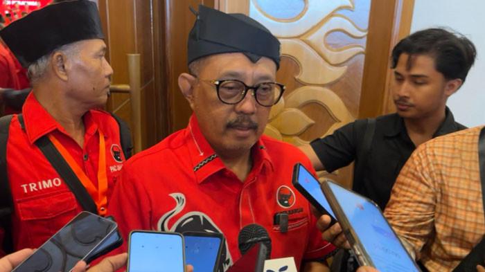 KETUA BARU PDIP - Politisi senior PDIP, Armuji berbicara usai ditetapkan sebagai Ketua DPC PDI Perjuangan Kota Surabaya dalam forum Konfercab serentak yang digelar di Hotel Shangri-La Surabaya, Minggu (21/12/2025).