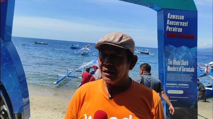 HIU PAUS -- Arpan Napu, Pengelola Wisata Hiu Paus Botubarani Pangkalan 4. Ia memperkirakan jumlah pengunjung masih akan terus bertambah dalam beberapa hari ke depan.