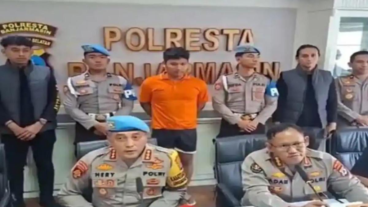 BRIPDA SEILI - Press Release kasus Pembunuhan Mahasiswa ULM, Depan Gedung Kampus S2 Ilmu Hukum STIHSA. Pelaku nekat menghabisi nyawa korban karena panik dan emosi setelah korban menyampaikan akan mengungkap perbuatan pelaku kepada calon istrinya.