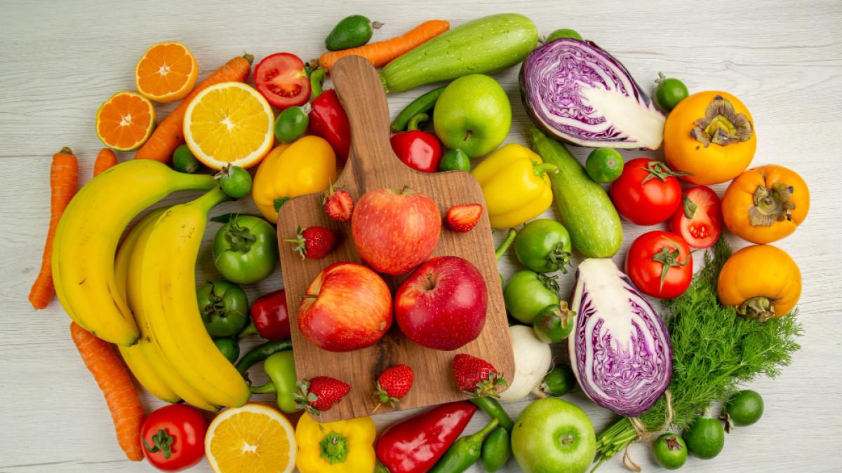 Ilustrasi buah dan sayur, makanan kaya serat, vitamin dan mineral yang baik untuk meredakan gejala flu