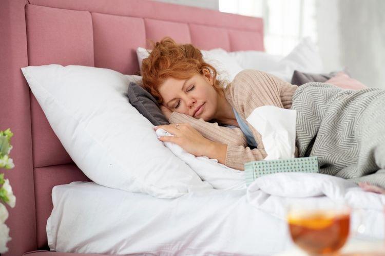 ilustrasi pentingnya tidur yang cukup untuk meredakan gejala flu