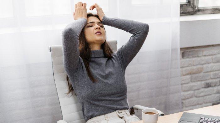 Ilustrasi seseorang yang stres, bpentingnya mengelola stres untuk meredakan gejala flu