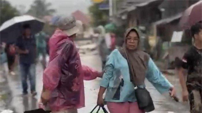 BANJIR BANDANG- Petugas mengevakuasi warga terdampak banjir bandang (galodo) susulan di Jorong Pasa Maninjau, Nagari Maninjau, Kecamatan Tanjung Raya, Kabupaten Agam, Sumatera Barat, Kamis (25/12/2025). Galodo susulan tersebut menyebabkan sejumlah rumah rusak dan memaksa 60 kepala keluarga kembali mengungsi.