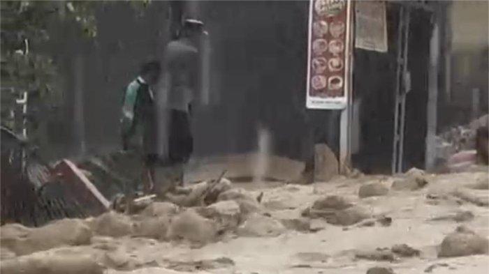 BANJIR BANDANG- Petugas mengevakuasi warga terdampak banjir bandang (galodo) susulan di Jorong Pasa Maninjau, Nagari Maninjau, Kecamatan Tanjung Raya, Kabupaten Agam, Sumatera Barat, Kamis (25/12/2025).