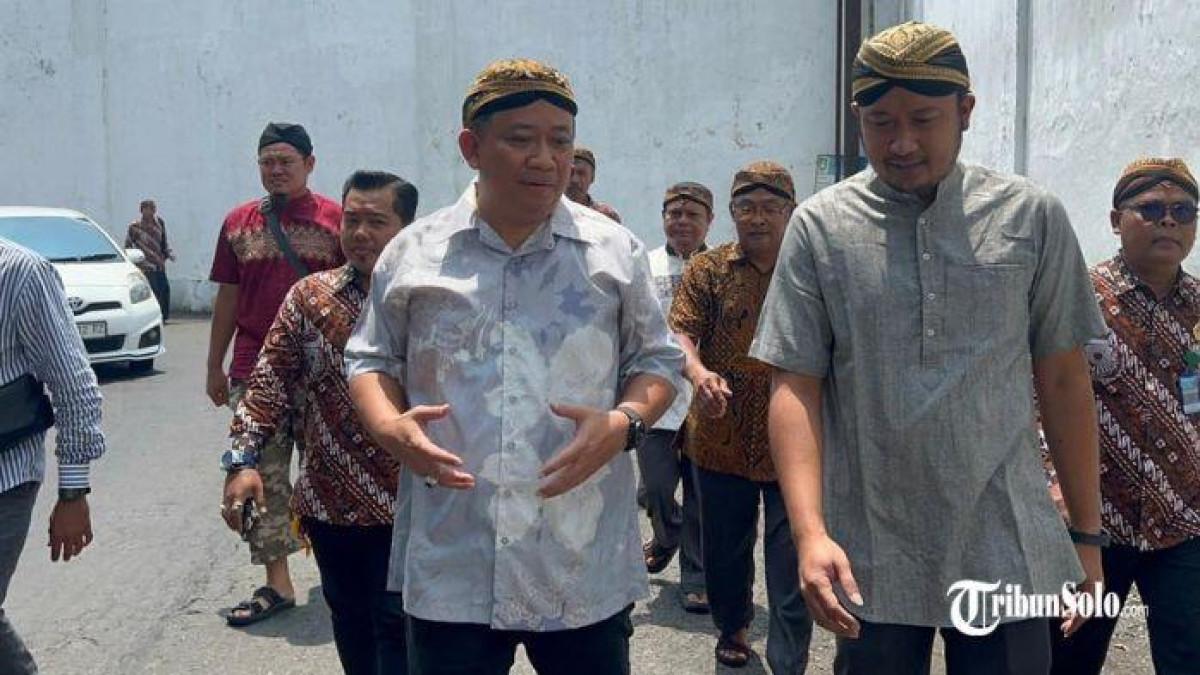 JUMATAN - Dua raja Keraton Kasunanan Surakarta, Pakubuwono XIV Hangabehi dan Pakubuwono XIV Purbaya, menunaikan salat Jumat di Masjid Agung Keraton Kasunanan Surakarta, Jumat (21/11/2025). Pakubuwono XIV Hangabehi berjalan kaki dari keraton menuju masjid.