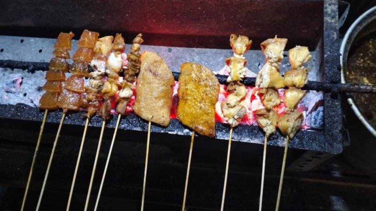 KULINER SOLO - Ilustrasi sate kere khas Solo, Jawa Tengah.