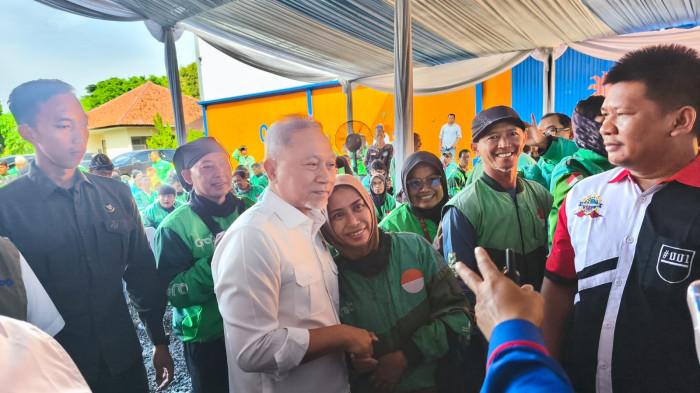 DAPAT KADO - Ratusan pengemudi ojol mendapat kado tak terdugaS