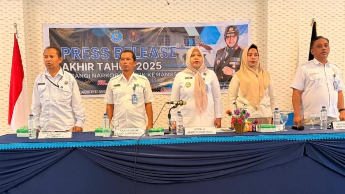 KASUS NARKOBA — BNNP Gorontalo menggelar Konferensi Pers Laporan Penanganan Kasus Narkoba di Gorontalo Sepanjang Tahun 2025, Rabu (24/12/2025). Sebanyak 11 kasus narkoba terungkap.