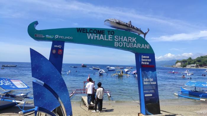 HIU PAUS -- Suasana Wisata Hiu Paus Botubarani, Desa Botubarani, Kecamatan Kabila Bone, Kabupaten Bone Bolango, Provinsi Gorontalo, Jumat (26/12/2025). Wisata Hiu Paus Botubarani mengalami lonjakan pengunjung.