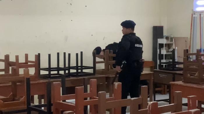 ANCAMAN BOM - Tim Gegana Brimob Polri melakukan penyisiran usai menerima laporan adanya teror bom di SMA Arrahman Depok, Selasa (23/12/2025). Sedikitnya 10 sekolah di Depok menerima ancaman bom melalui email. Polisi lakukan penyisiran dan pastikan situasi aman.