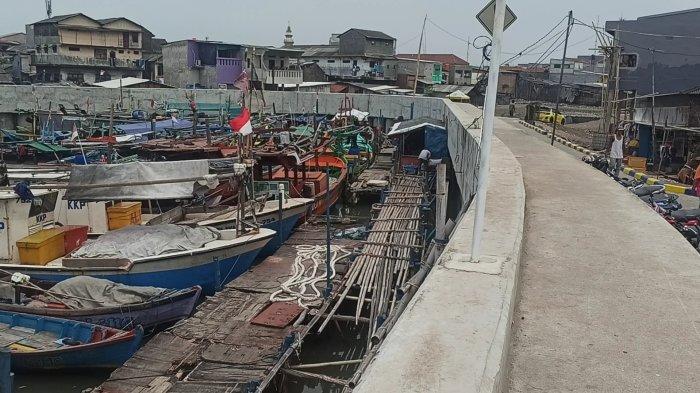Tanggul NCICD bikinan Kementerian PUPR yang baru dibangun di Pesisir Kalibaru, Cilincing, Jakarta Utara.