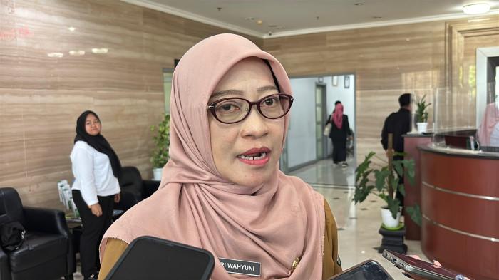 SERAPAN ANGGARAN - Sekretaris Daerah Kalimantan Timur, Sri Wahyuni,Selasa (23/12/2025). Ia menjelaskan adanya potensi anggaran yang tidak terserap, selain itu juga masih ada sekitar 21 OPD masuk dalam ketegori rapot merah dalam hal penyerapan anggaran.  (Tribunkaltim.co / Raynaldi Paskalis)