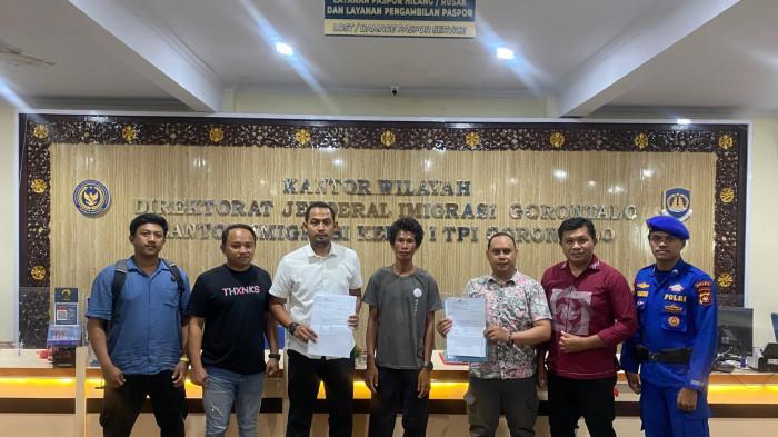 NELAYAN TERDAMPAR -- Foto nelayan asal Filipina bersama pihak Imigrasi Gorontalo. Pria berusia 25 tahun itu terdampar di perairan Gorontalo Utara.