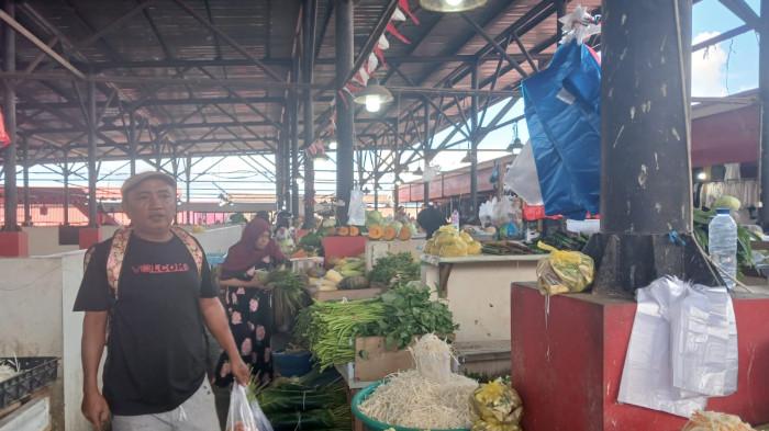 BAHAN PANGAN - Lapak sayuran di Pasar Bersehati, Manado, Sulawesi Utara, Jumat (26/12/2025). Berikut daftar harga bahan pangan hari ini.