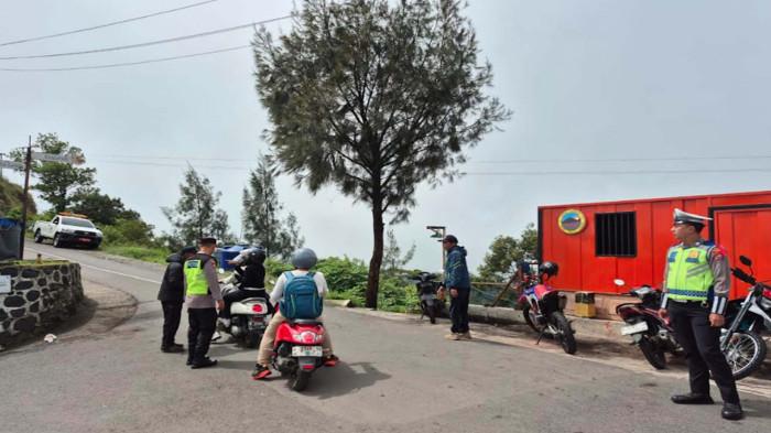 PATROLI WISATA - Petugas kepolisian Polres Malang melakukan patroli ke sejumlah wisata di Kabupaten Malang, Jumat (26/12/2025). Diprediksi kunjungan wisatawan ke Kabupaten Malang selama Nataru sebanyak 378 orang.