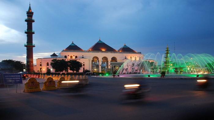 Masjid Agung Palembang malam hari