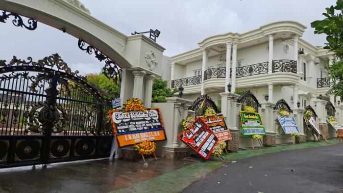 TEWASNYA ANAK POLITIKUS PKS CILEGON - Rumah mewah politikus PKS Cilegon, Maman Suherman, sekligus tempat kejadian perkara (TKP) tewasnya sang putra, di Cilegon, Banten, Kamis (18/12/2025). Sejumlah tetangga mengungkapkan keluarga Maman Suherman berperilaku baik di lingkungan setempat.