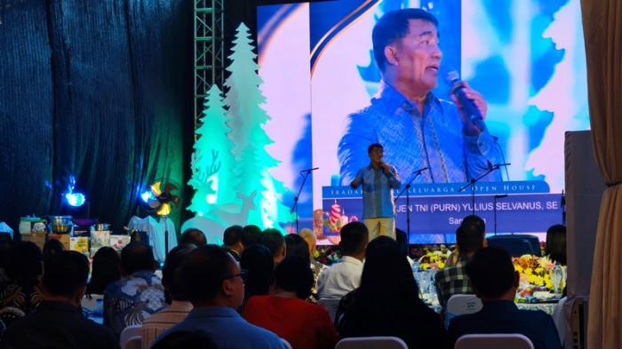 MELAYANI: Gubernur Sulawesi Utara Yulius Selvanus memanfaatkan momentum Perayaan Natal 2025 sebagai ajakan untuk memperkuat kepedulian sosial dan persatuan nasional.