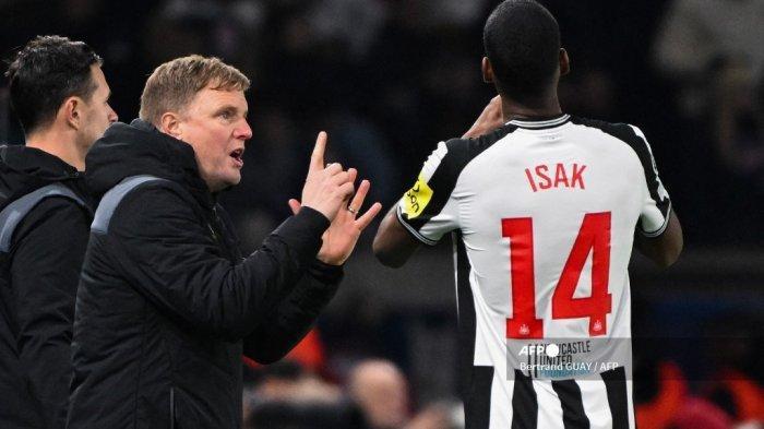 ISAK BERONTAK - Pelatih kepala Newcastle United asal Inggris Eddie Howe (Kiri) berbicara dengan striker Newcastle United Swedia #14 Alexander Isak (kanan) pada 28 November 2023 di stadion Parc des Princes di Paris. Babak baru memanaskan situasi rumit yang saat ini dijalani Alexander Isak dengan klub yang ia bela, Newcastle United. (Foto Arsip November 2023) (Bertrand GUAY / AFP)