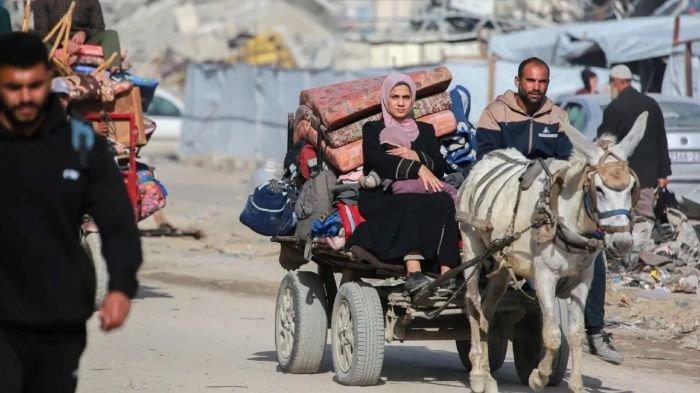 PENGUNGSI GAZA - Tangkap layar Khaberni, Rabu (26/3/2025) menunjukkan pengungsi warga Gaza yang berpindah mencari lokasi aman dari serangan Israel. Pemerintah Israel menindaklanjuti usulan Amerika Serikat yang mengusulkan pemindahan warga Gaza ke negara ketiga dengan membentuk Direktorat Urusan Pemindahan Sukarela warga Palestina yang ingin ke luar dari Gaza. Media Israel melaporkan, sebagai proyek percontohan, sebanyak 100 warga Gaza akan dikirim ke Indonesia.