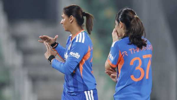 कर्णधार हरमनप्रीत कौरच्या शिरपेचात एक मानाची तुरा खोवला गेला आहे. एकाच संघाविरुद्ध सर्वाधिक सामने जिंकण्याचा मान तिला मिळाला आहे. श्रीलंकेविरुद्ध 20 सामन्यांपैकी 16 सामने जिंकले आहेत. दुसऱ्या क्रमांकावर चार्लोट एडवर्ड्स असून ऑस्ट्रेलियाविरुद्ध 24 पैकी 14 सामने जिंकलेत. हरमनप्रीत कौरने बांगलादेशविरुद्ध 17 पैकी 14 सामने जिंकलेत. (Photo- BCCI Women Twitter)