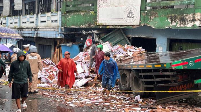 KECELAKAAN - Situasi di lokasi kejadian kecelakaan truk tronton bermuatan keramik yang mengalami kecelakaan di Simpang Empat Kertek, Wonosobo, Minggu (27/12/2025).