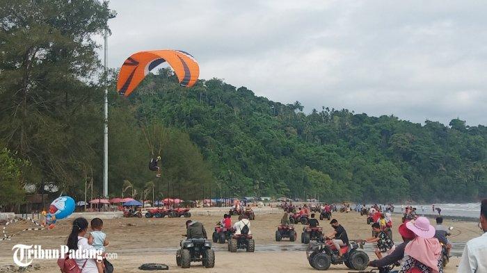 Suasana objek wisata Pantai Air Manis di Kota Padang setelah Hari Raya Idul Adha 1441, Sabtu (1/8/2020).