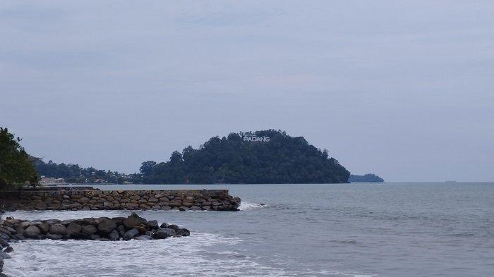 Penampakan tulisan raksasa 'Padang Kota Tercinta' dari Pantai Padang. Pada libur lebaran 2023 ini, Pemko Padang menggelar berbagai festival untuk menyambut kedatangan para perantau dan pengunjung, salah satu lokasinya adalah di Pantai Padang.