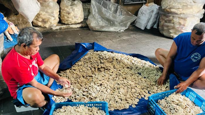UMKM BOGOR - Kerupuk mentah disortir satu per satu dan hitung per lima biji sebelum masuk proses penggorengan. Ketelitian inilah yang membuat Kerupuk Nineung tetap konsisten dalam kualitas.