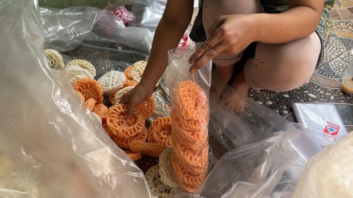 UMKM BOGOR - Kerupuk mentah disortir satu per satu dan hitung per lima biji sebelum masuk proses penggorengan. Ketelitian inilah yang membuat Kerupuk Nineung tetap konsisten dalam kualitas.