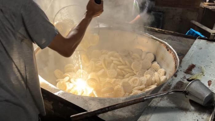 UMKM BOGOR – Tungku kayu dengan wajan raksasa menjadi alat produksi Kerupuk Nineung. Dalam sehari, pabrik ini mampu menghasilkan sekitar 20.000 kerupuk yang siap diedarkan ke warung dan pasar di Bogor.