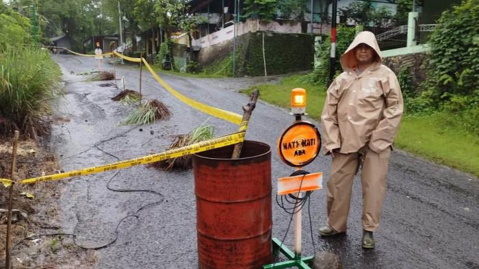 AMBLES : Kondisi jalan Siluk, Imogiri, Kabupaten Bantul yang amblas. Sebagian sisinya kini tidak bisa dilewati dan telah terpasang garis polisi, demi keamanan pengendara.