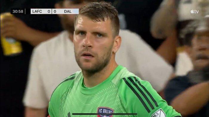 EKSPRESI MAARTEN PAES - Kiper Timnas Indonesia sekaligus FC Dallas, Maarten Paes dalam pertandingan menghadapi Los Angels (LA) FC pada lanjutan pertandingan Major League Soccer (MLS) 2025 di Stadion BMO, Amerika Serikat, Minggu (13/7/2025). (Tangkap Layar X LAFC - 13/7/2025)