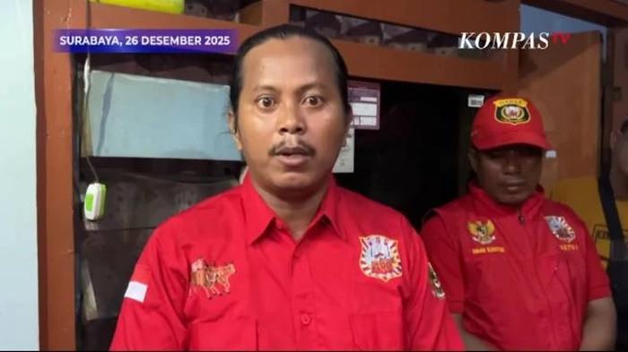 MADAS - Koordinator Madas, Muhammad Yasin memberikan keterangan pada awak media di Surabaya, Jumat (26/12/2025). Ia membantah anggotanya terlibat pembongkaran rumah nenek Elina.