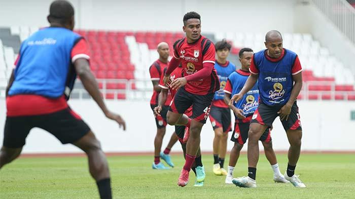 UJICOBA LAPANGAN - Persipura Jayapura bertandang ke markas PSIS Semarang, Stadion Jatidiri Semarang, menghadapi tuan rumah pada Selasa (18/11/2025) sore WIB. Anak asuhan Rahmad Darmawan sudah uji coba lapangan, Senin (17/11/2025) pagi.