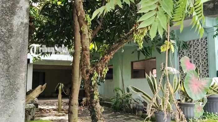 SEPI. Kondisi rumah pensiunan dosen UNS Solo di Colomadu, Karanganyar pada Sabtu (27/12/2025). Pensiunan dosen tersebut sudah ditemukan di Nganjuk, Jatim.