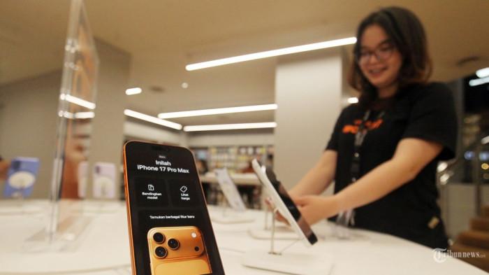 PENJUALAN IPHONE 17 - Karyawan melayani pengunjung untuk pembelian unit Iphone 17 di Digimap, Sun Plaza, Medan, Kamis (23/10/2025).