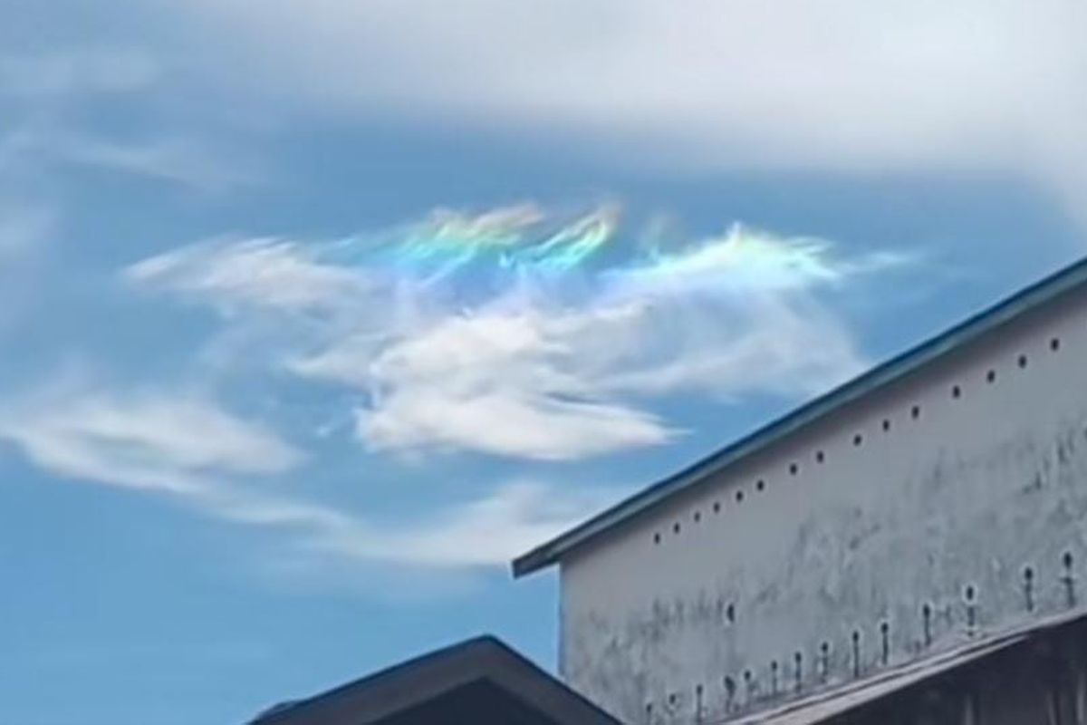 Tangkapan layar video fenomena langit warna-warni di Kabupaten Kotawaringin Timur, Kalimantan Tengah, Senin (22/12/2025).