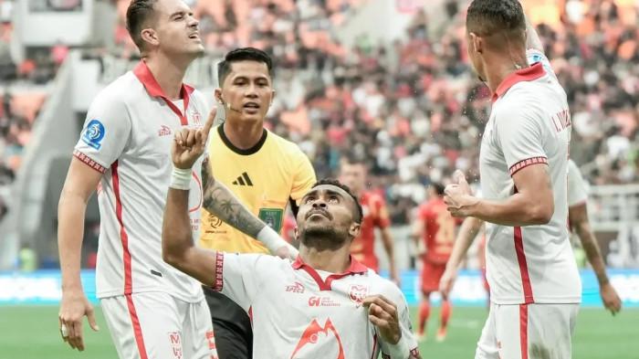 PERSIJA VS MALUT UNITED - Pemain sayap Malut United Yance Sayuri selebrasi gol penyama kedudukan ke gawang Persija Jakarta dalam laga Liga 1 2025/2026 di Jakarta International Stadium (JIS), Jakarta, Sabtu (23/8/2025). Gol tersebut tercipta usai Rio Fahmi dikartu merah dan menggagalkan kemenangan tuan rumah.