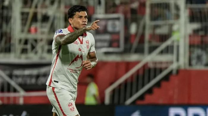 SELEBRASI CIRO - Pemain Malut United asal Brasil, Ciro Alves, merayakan sebuah gol ke gawang Madura United pada pertandingan pekan ke-6 Super League 2025/2026 di Stadion Gelora Kie Raha, Jumat (19/9/2025). (Instagram Malut - 20/9/2025)