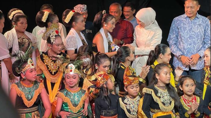FOTO BERSAMA - Wahyu Hidayat dan Ketua DPRD Kota Malang, Amithya Ratnanggani Sirraduhita berfoto bersama penari saat pagelaran Wayang Topeng Panji Laras di DKM (Dewan Kesenian Malang), Jumat (26/12/2025) malam.