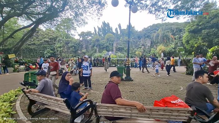 WISATAWAN RAGUNAN - Wisatawan di Taman Margasatwa Ragunan, Pasar Minggu, Jakarta Selatan, pada libur Natal dan Tahun Baru, Sabtu (27/12/2025).